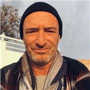 Autodidacte de la guitare rumba catalane ou rumba gitane je vous enseigne les mouvements de base ainsi que les divers compas qui permettent de développer une autonomie pour ensuite apprendre un morceaux musical gipsy